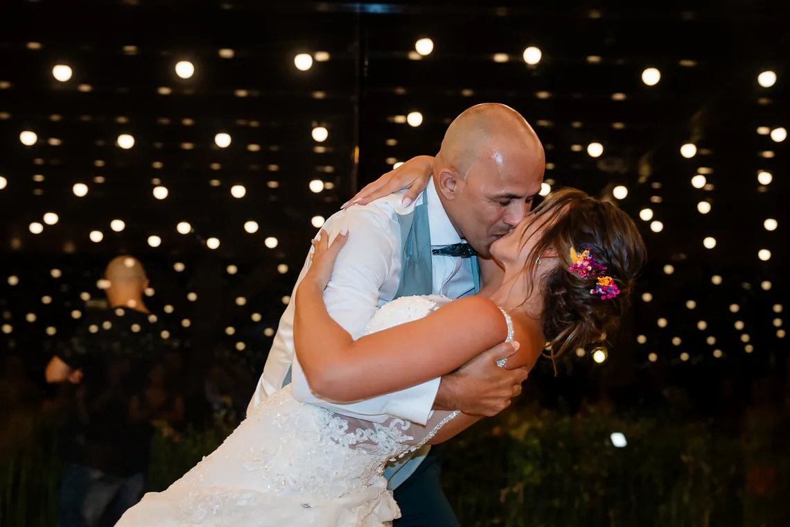 Novios besándose durante su primer baile en la boda