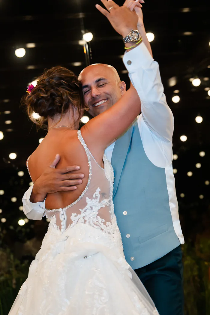 Pareja de novios bailando abrazados en su boda