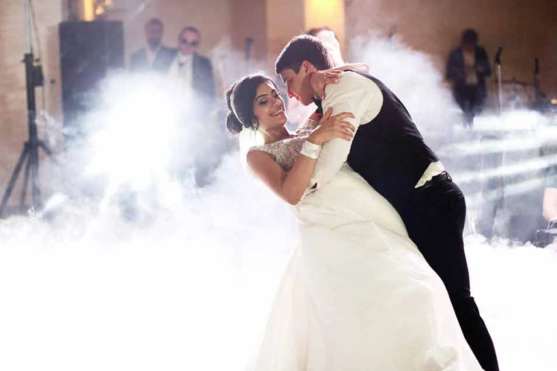 Primer ball de nuvis amb fum en un casament